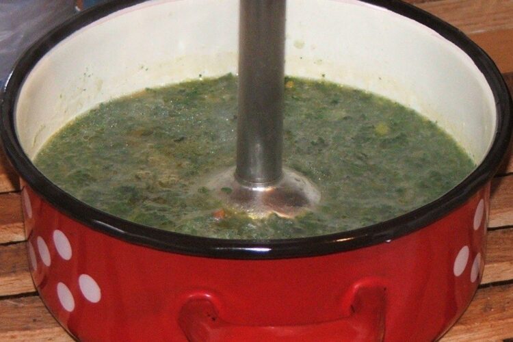 Blenduire fiertura de urzici si legume in apa fiarta pentru a obtine supa crema.