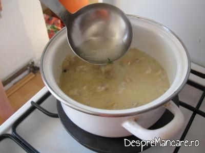 Adaugare supa de pasare pentru preparare orez - garnitura pentru calamari pane.