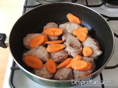 Calirea feliilor de morcov pentru muschiulet de porc cu legume, la tigaie.