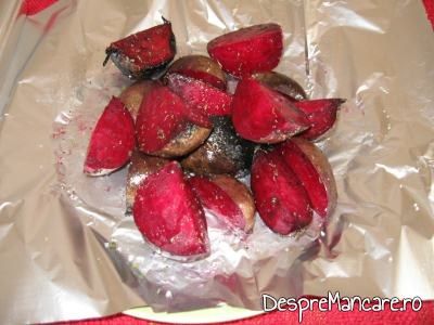 Sfecla rosie taiata bucati pentru copt in folie pentru salata din sfecla rosie coapta pe capac gratar.