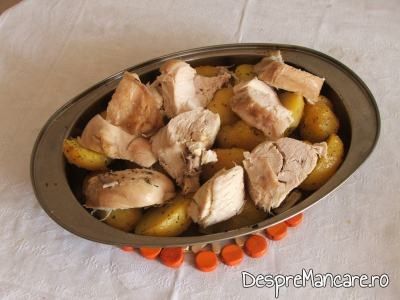 Piept de gaina fiert/ copt, feliat, pentru piept de gaina cu cartofi, legume si ciuperci, la cuptor.