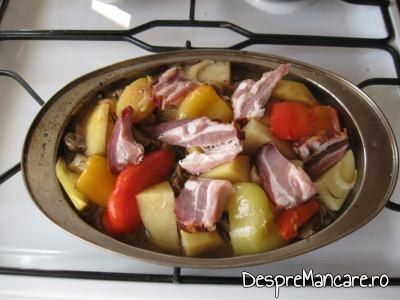 Legume si costita preparate pentru spata de porc cu legume si costita, la cuptor.