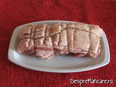 Fleica de porc rulata si legata cu sfoara pentru rulada de porc cu fasole galbena si cartofi noi.