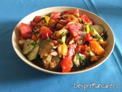 Salata de sezon servita la crochete de calamar cu legume la tigaie.