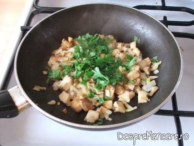 Patrunjel verde adaugat peste ciupercile calite pentru ciuperci invelite in costita afumata, la cuptor.