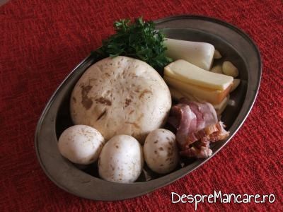 Ingrediente pentru ciuperci umplute, pe pat de creveti, la cuptor.