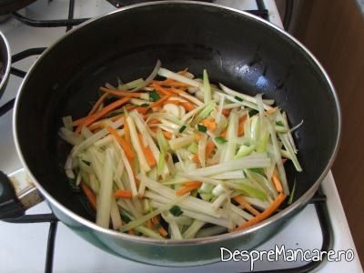 Calirea legumelor pentru cotlet de crap prajit, cu legume in sos de smantana.