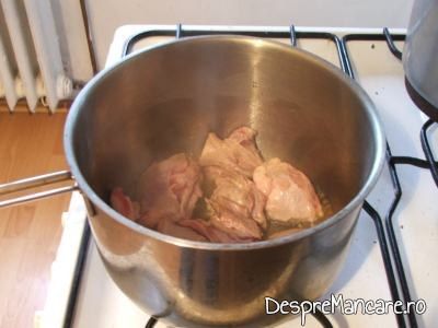 Bucati din carne de berbec unduite in untura de porc pentru pecie de berbecut cu varza fiarta.