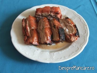 Fleica de porc portionata pentru a fi servita ca fleica de porc cu sorici la gratar, cu paste fainoase.