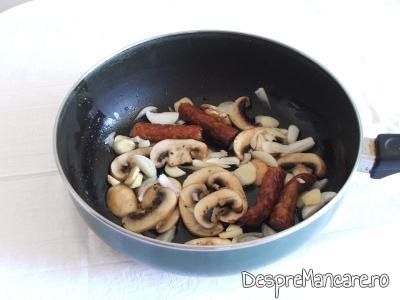 Calire ciuperci, carnati, ceapa si usturoi pentru piept de curcan umplut cu ciuperci, carnati si cascaval, la cuptor.