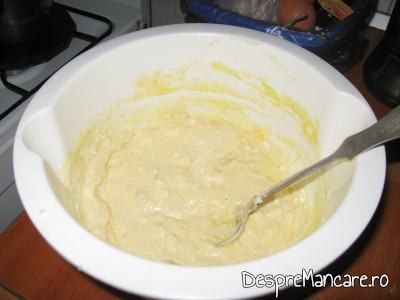 Amestecare iaurt, oua, branza, praf de copt, putin zahar, zahar vanilat pentru gogosele.