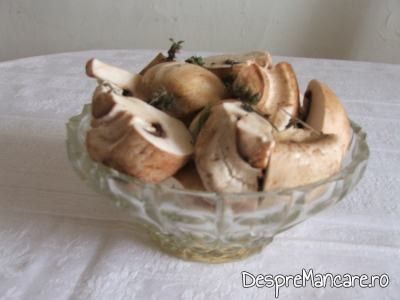 Ciuperci mari, taiate in patru pentru pulpe de gaina cu legume si ciuperci la cuptor.