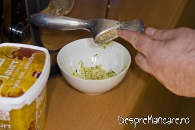 Pisare usturoi uscat pentru mujdei din usturoi  uscat, usturoi verde si iaurt.