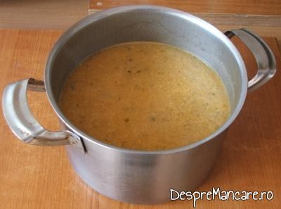 Fierberea legumelor calite pentru supa crema de ciuperci.