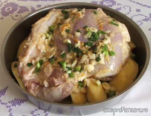 Spata de porc macerata, asezata pe cartofi, pentru introdus in cuptor, pentru spata de porc, macerata, cu cartofi, la cuptor.