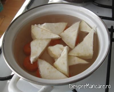 Legumele calite se fierb in apa clocotita pentru supa crema de legume cu crutoane si cascaval afumat..