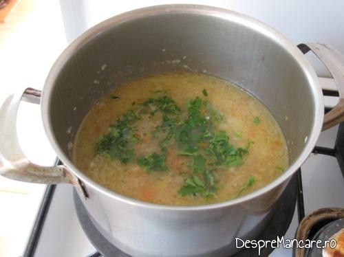 Legume care se paseaza si se mixeaza pentru supa crema de legume cu crutoane si cascaval afumat.
