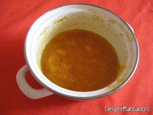 In supa crema de legume cu crutoane si cascaval afumat se poate adauga suc de rosii facut in toamna sau suc de rosii proaspat.
