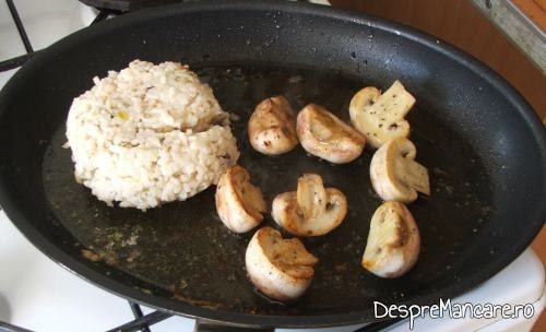 Prajire ciuperci si incalzire pilaf de orez, in amestecul de unt proaspat si ulei de masline, pentru biban cu ciuperci si legume, la tigaie, cu garnitura de orez.