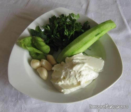 Ingrediente de inspiratie greceasca pentru servit chiftelutele de legume.