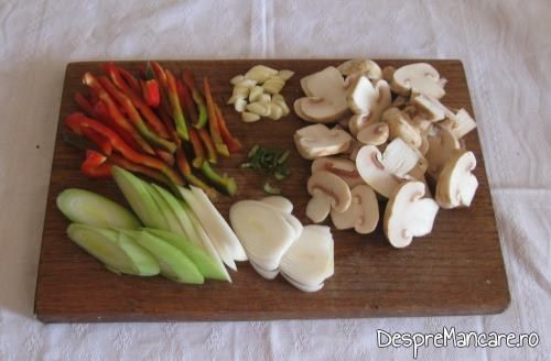 Ingrediente pentru garnitura la biban prajit cu sos de praz, ciuperci si smantana.