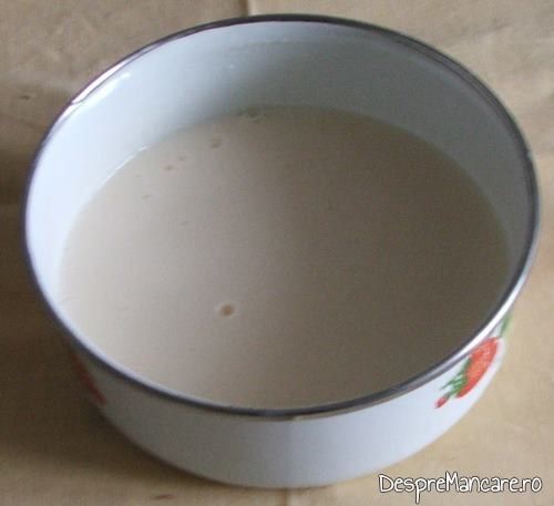 Lapte dulce amestecat cu smantana grasa pentru paste caneloni umplute cu branza.