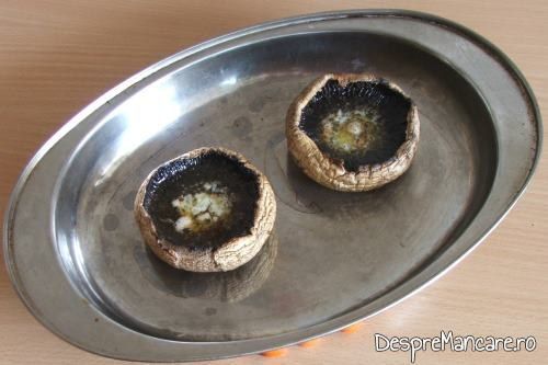 Palarii de ciuperci cu unt topit pentru ciuperci cu ou si cascaval la cuptor.