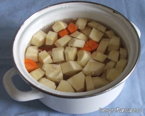 Felii de pastarnac si morcov puse la fiert in apa rece cu sare grunjoasa pentru rulada din fleica de porc cu sorici, la cuptor, cu piure de morcovi si pastarnac