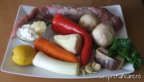 Ingrediente pentru muschiulet de porc cu ciuperci si legume la tigaie.