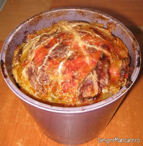 Varza murata fiarta cu carne de berbec, gata pregatita in vas de ceramica.