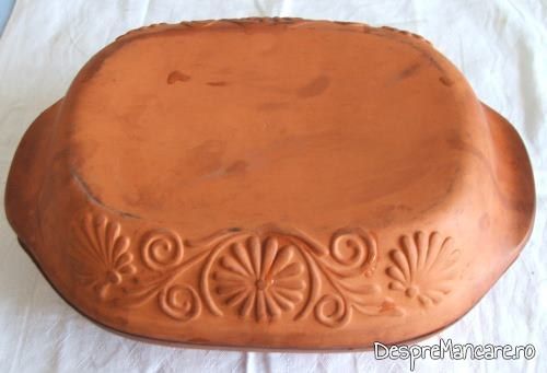Vasul roman din ceramica este pregatit pentru a fi introdus in cuptorul aragazului. 
