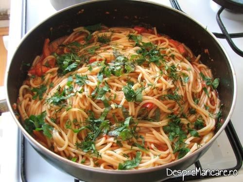 Spaghete gata pregatite pentru creier la cuptor cu paste fainoase si suc de rosii.
