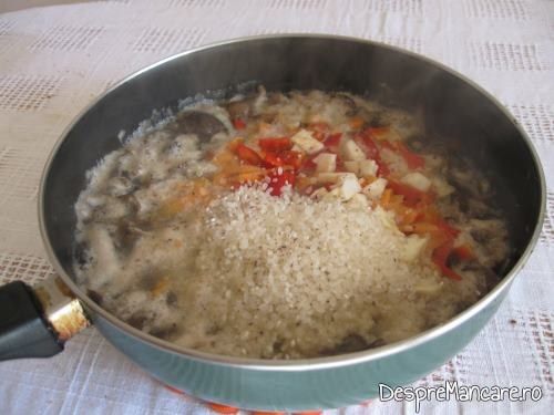Adaugare orez, fasii de ardei gras, rosii peste ghebele calite pentru legume umplute cu carne si ghebe.