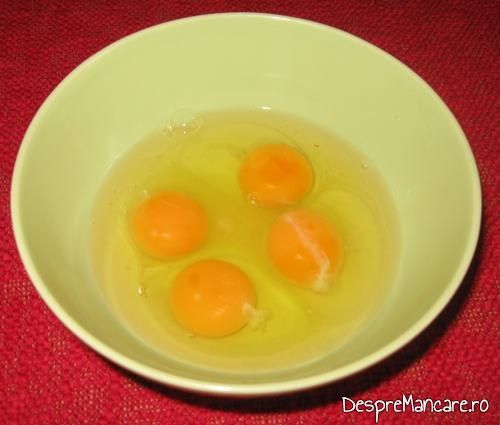 Oua de gaina, proaspete, cumparate de la precupete, din piata, pentru omleta cu rosii.