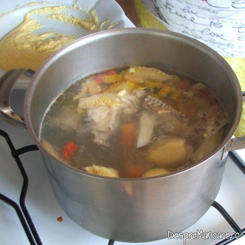 Galustile puse in supa fierbinte, care se fierb la foc potrivit, pentru supa de gaina cu rosii si galuste.