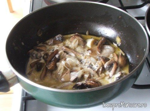 Calirea ciupercilor si a prazului in ulei de masline pentru muschiulet de porc cu legume la tigaie, in sos de praz, ciuperci si smantana.