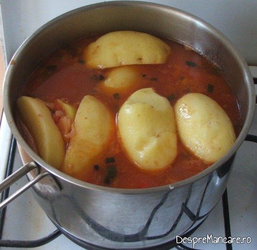 Cartofi adaugati in tocanita, mai tarziu, dupa ce pipotele au fiert putin in sosul de legume.
