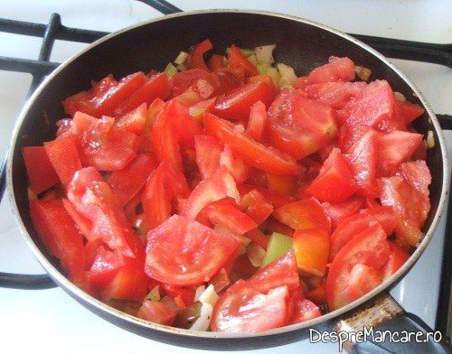 Rosii feliate adaugate peste legumele calite, pentru a se forma un sos, pentru vinete impanate cu legume, la cuptor.