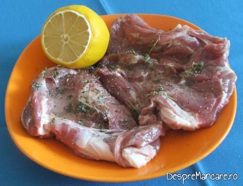 Felii din ceafa de porc, pregatite cu condimente pentru ceafa de porc la cuptor cu cus-cus si praz.