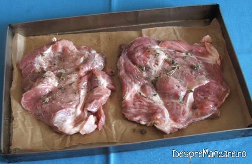 Ceafa de porc feliata si macerata pregatita in tava de copt pentru a fi introdusa in cuptorul aragazului.