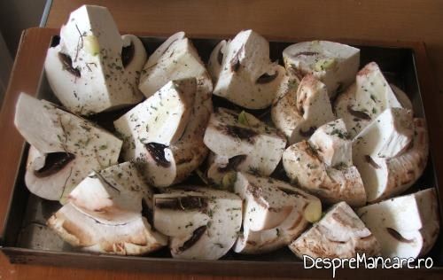 Ciuperci pregatite pentru a fi introduse in cuptorul aragazului pentru a se pregati garnitura pentru muschi de porc cu ciuperci si cartofi la tava.