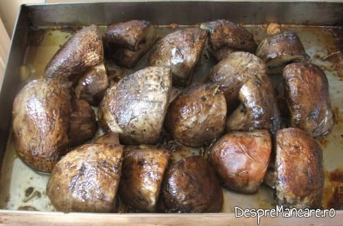 Ciuperci gata pregatite pentru muschi de porc cu ciuperci si cartofi, la tava.