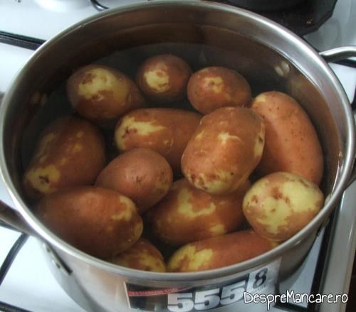 Cartofi la fiert pentru garnitura la muschi de porc cu ciuperci si cartofi la tava.