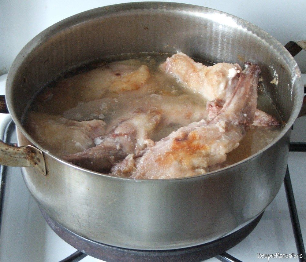 Carne de iepure prajita peste care s-a adaugat vin alb, indoit cu apa pentru iepure cu legume in sos de vin.