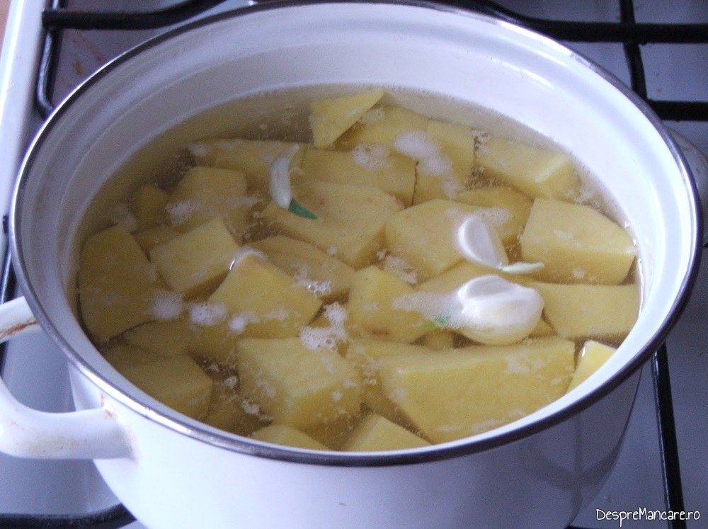Fierbere cartofi pentru garnitura de piure la iepure cu legume in sos de vin.