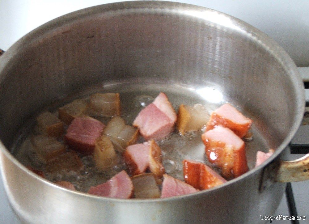 Sunca afumata si carne afumata care se prajesc in untura de porc pentru iepure cu legume in sos de vin.