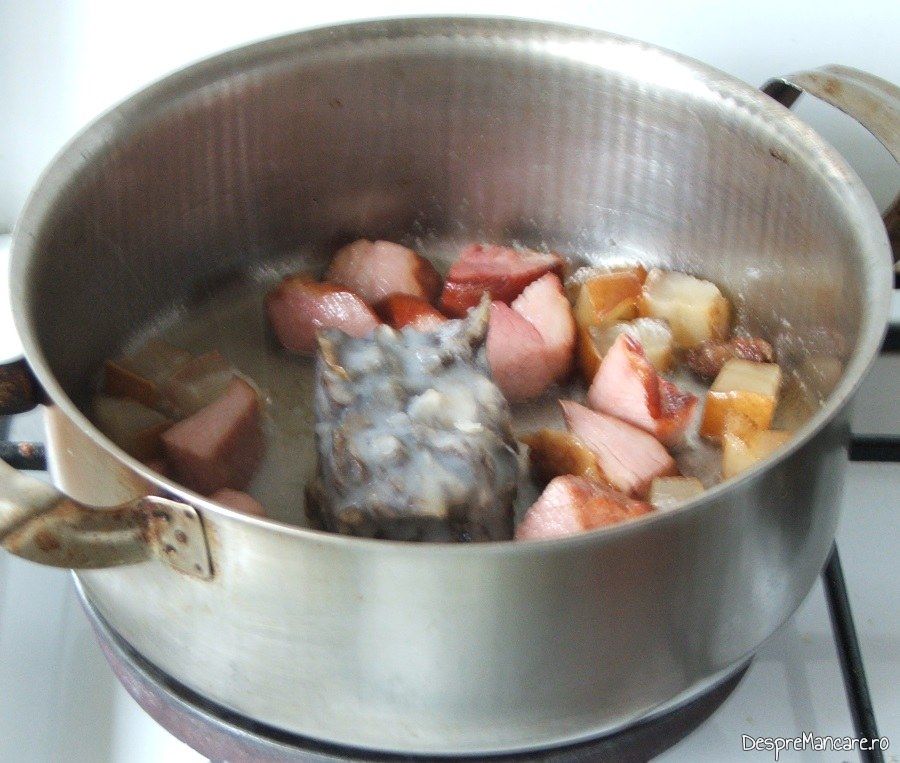 Sunca afumata, carne afumata si ciuperci care se calesc pentru iepure cu legume in sos de vin.