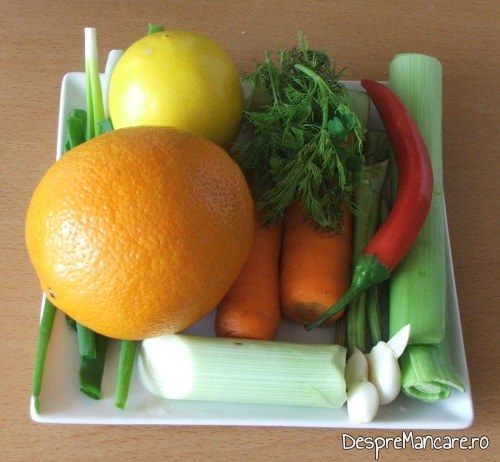 Ingrediente pentru pastrav somonat cu legume si citrice in hartie de copt, la cuptor.