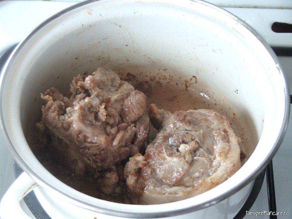 Prajire bucati din coada de vita in untura de porc pentru tocana din coada de vita.