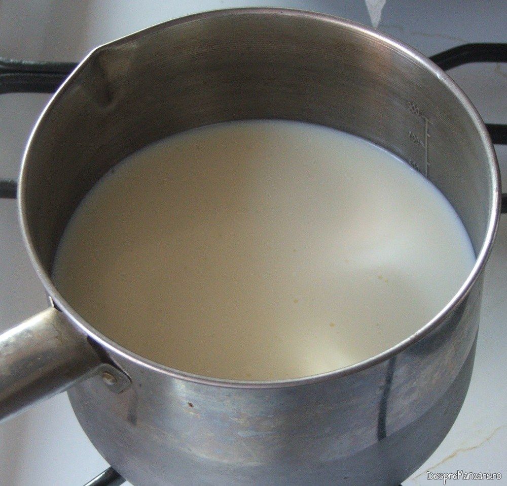 Incalzire lapte dulce si smantana pentru pene cu branza, smantana si cascaval, la cuptor.